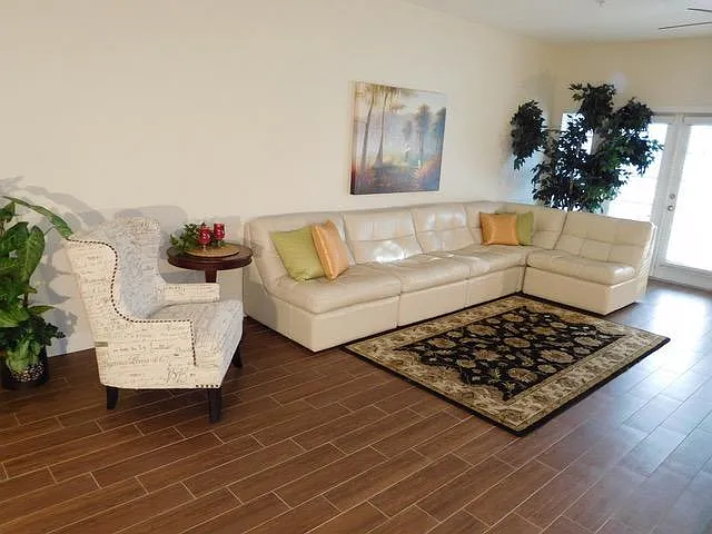 3 bed, 2.5 bath, 2448 sqft, $5,450 — Photo 4
