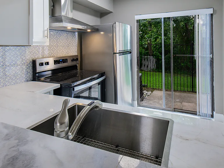879 Dublin Dr #D — Photo 14
