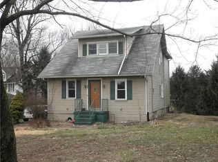 27 Grandview Ave, Hickory, PA 15340