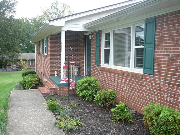 3rd image of 207 Ferndale Dr