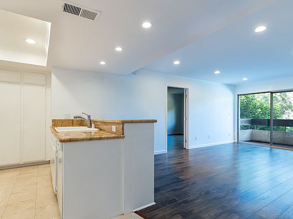 3rd image of 2700 Cahuenga Blvd E APT 4211