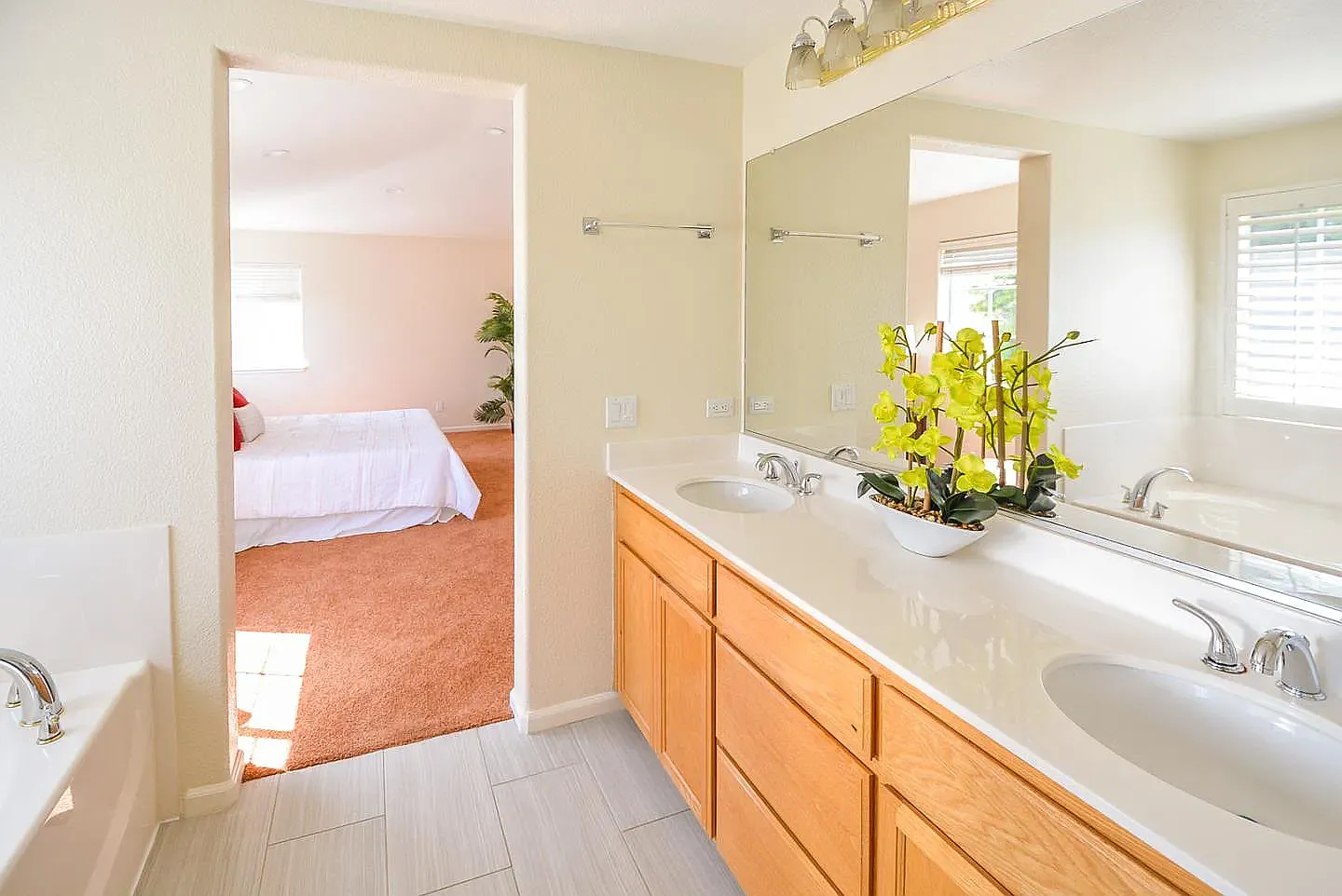 4 bed, 2350 sqft, $5,095 — Photo 4