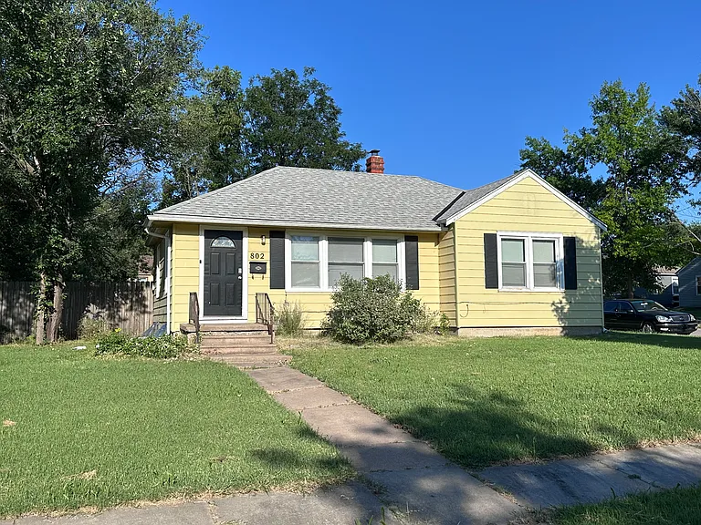802 N Pinecrest Ave — Photo 1