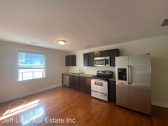 5th image of 806 Shelby Ave