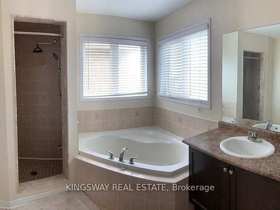 4th image of 46 Laramie Cres