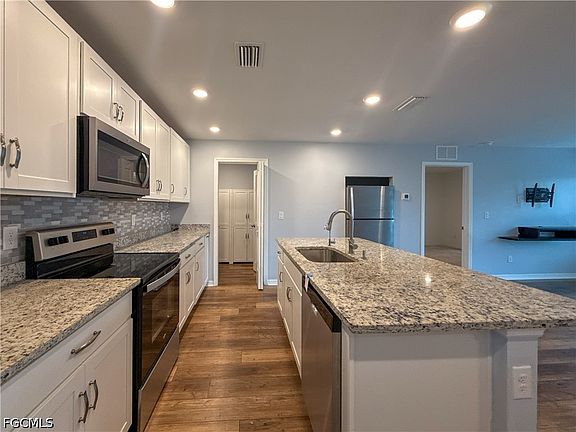 4th image of 3010 NE 6th Place Cpe