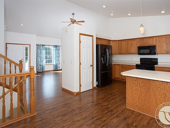 4th image of 3733 Banff Ave