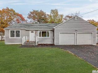 33 Wendy Dr, Farmingville, NY 11738