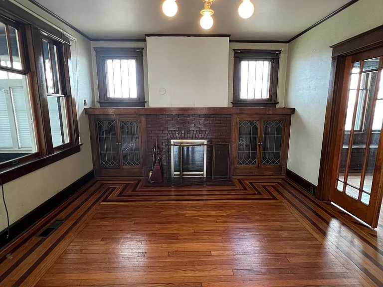802 W Franklin St — Photo 2