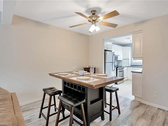 5th image of 32 Montclair Cres