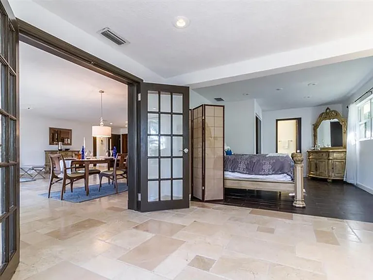 Master bedroom
This bed can come with the house included in rent