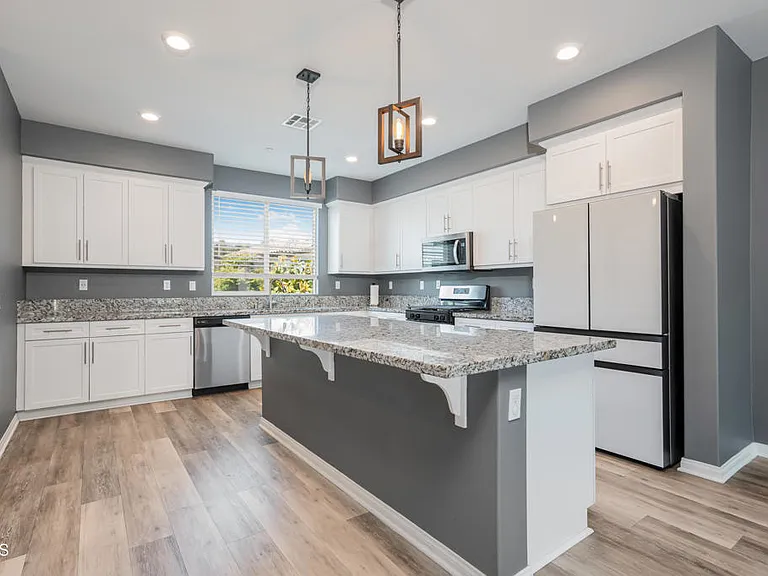 667 Pedro St — Photo 15