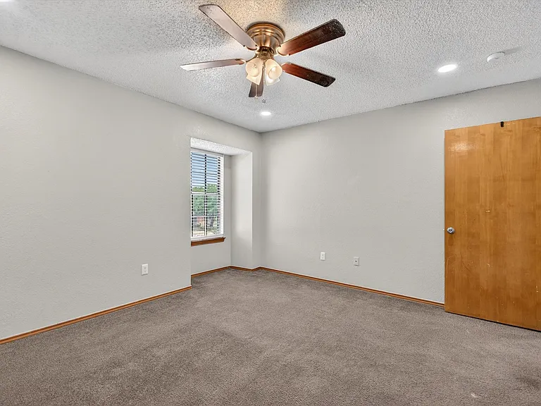 305 Cambridge Dr #305 — Photo 16