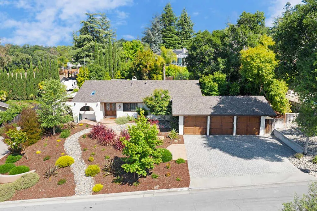 1382 Hillcrest Ct photo 1
