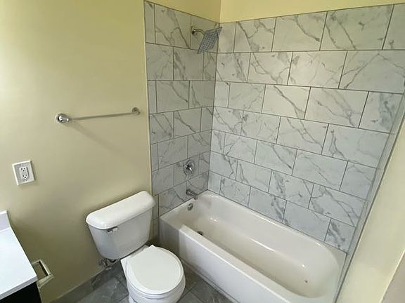 4th image of 904 W Dakota St #4