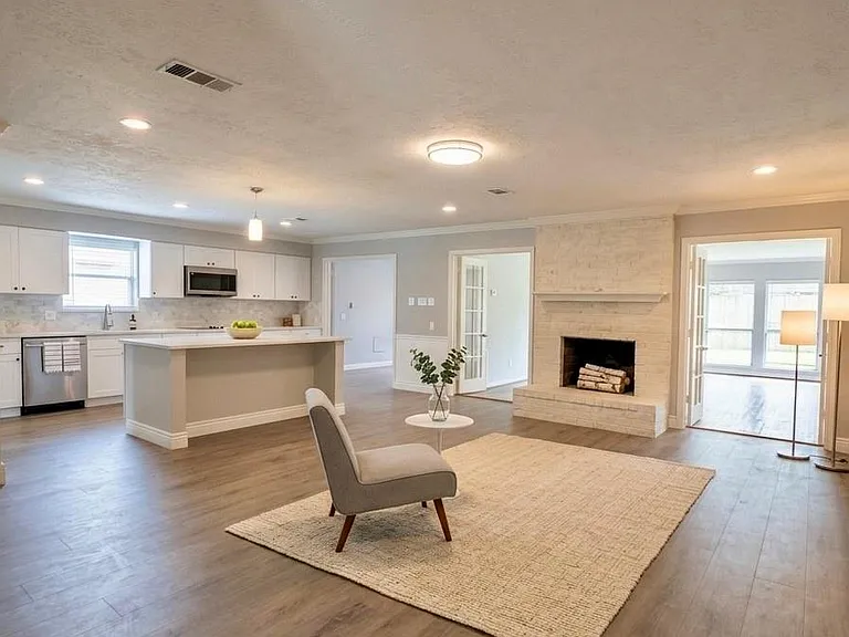 14011 Wickersham Ln — Photo 6