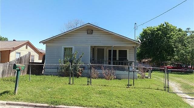 Front of property, large yard area to the south of the house.