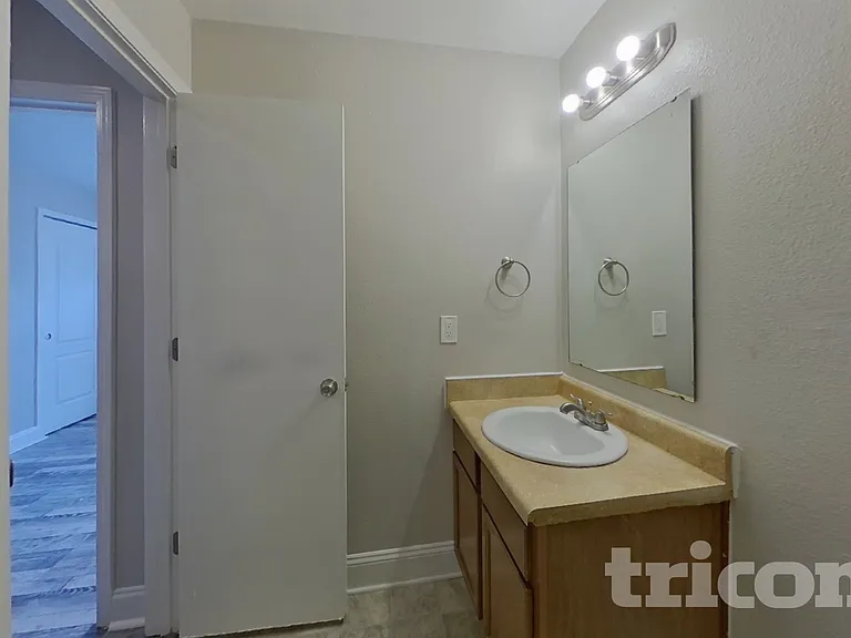 451 Presidents Ct — Photo 15