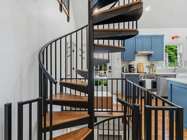 103 Hastings Ave — Photo 14