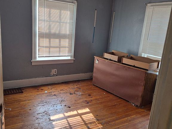 4th image of 1512 Burton St