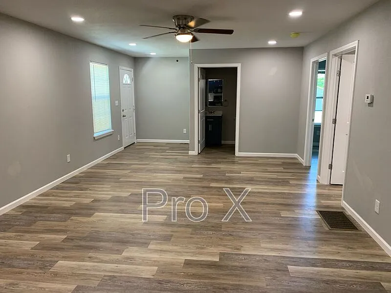 3 bed, 3.0 bath, $1,150 — Photo 2