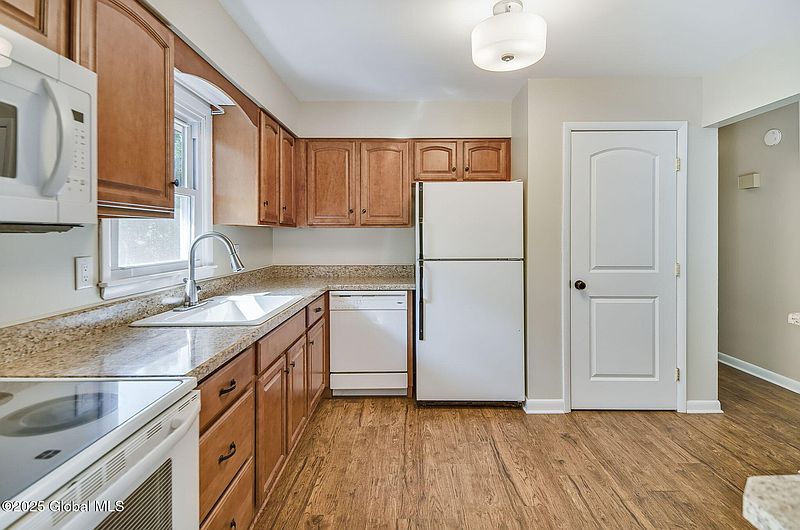 4th image of 23 Hialeah Drive