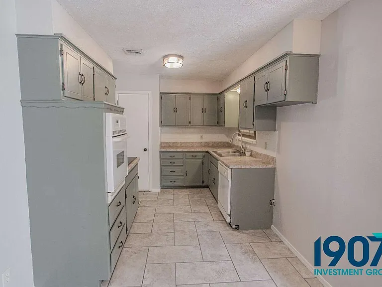 1041 SW 2nd St — Photo 8