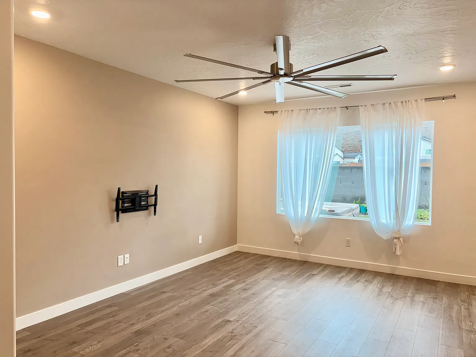 1743 S Wolverine Way — Photo 2