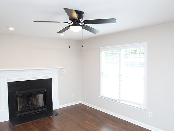 3rd image of 804 Curtiss Dr