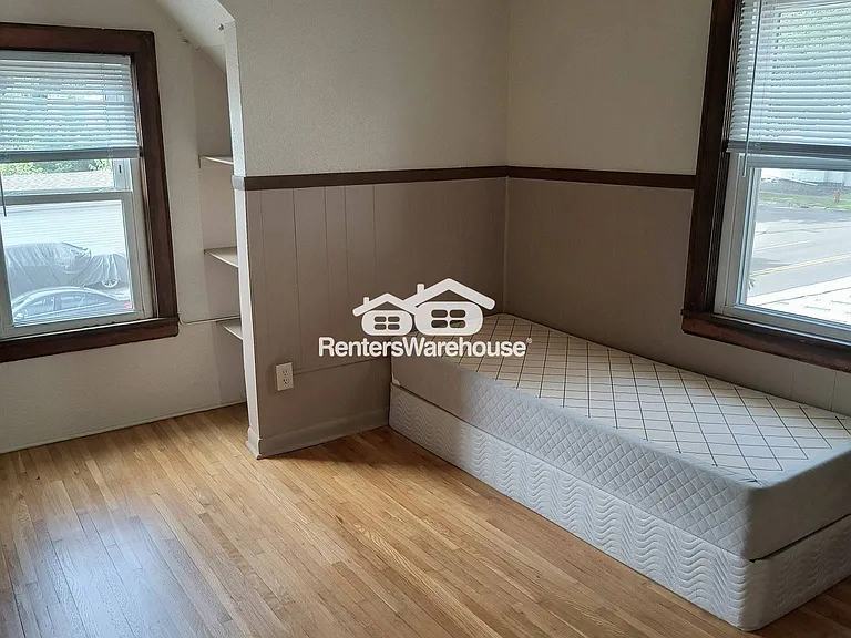 275 Maryland Ave W — Photo 8