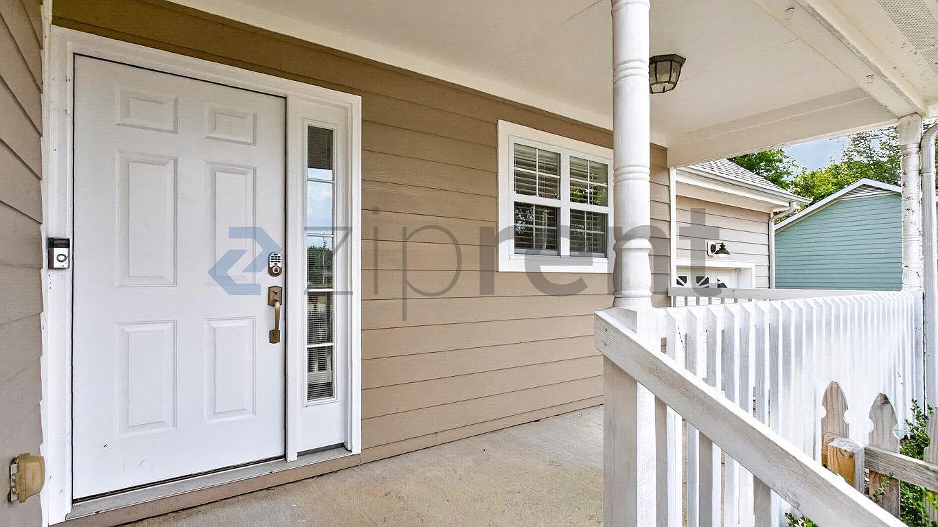 3 bed, 1353 sqft, $2,400 — Photo 4