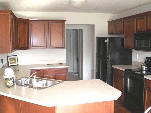 Kitchen w/ all appliances