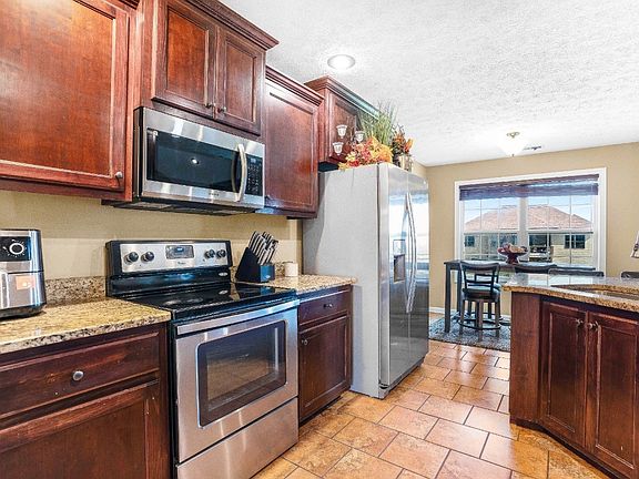 3rd image of 1048 Henry Place Blvd