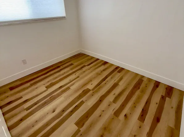 3065 S Commerce Rd, Walled Lake, MI