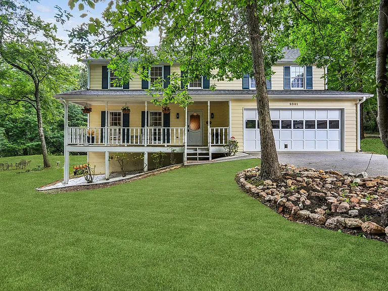 2301 Birdie Ln — Photo 1