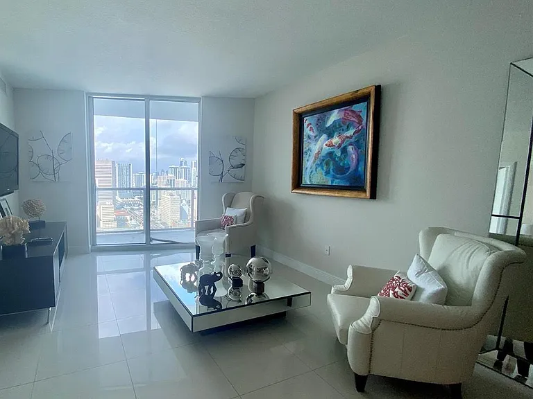 185 SW 7th St #4 — Photo 7