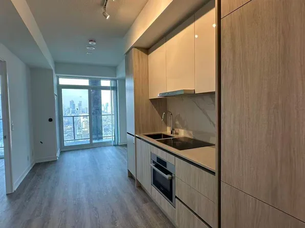 180 Front St S #3815, Toronto, ON M5A 4N3