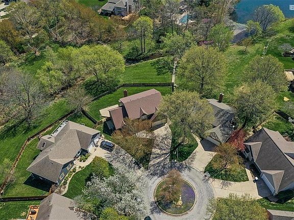 5th image of 813 NE Stock Ct