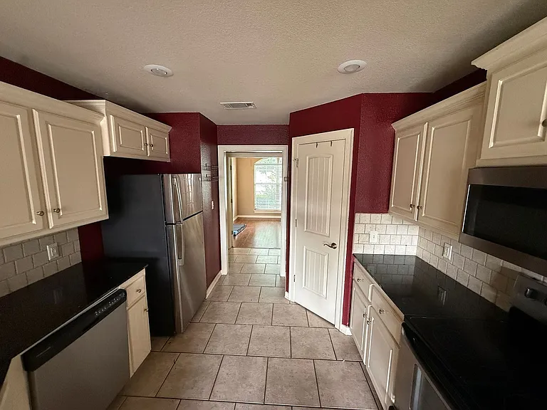 2537 N Vickers Pl — Photo 2