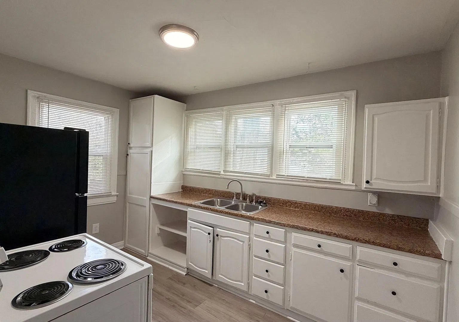 901 N Bradley Ave — Photo 4
