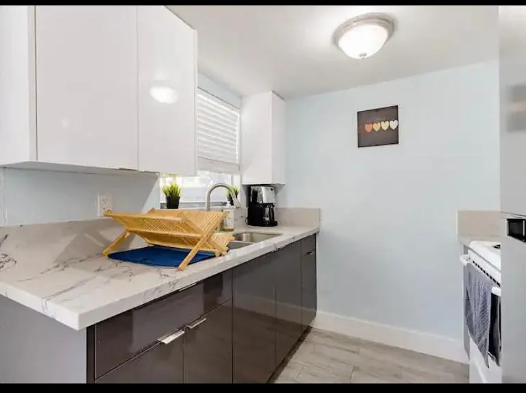 834 NE 18th Ct — Photo 4