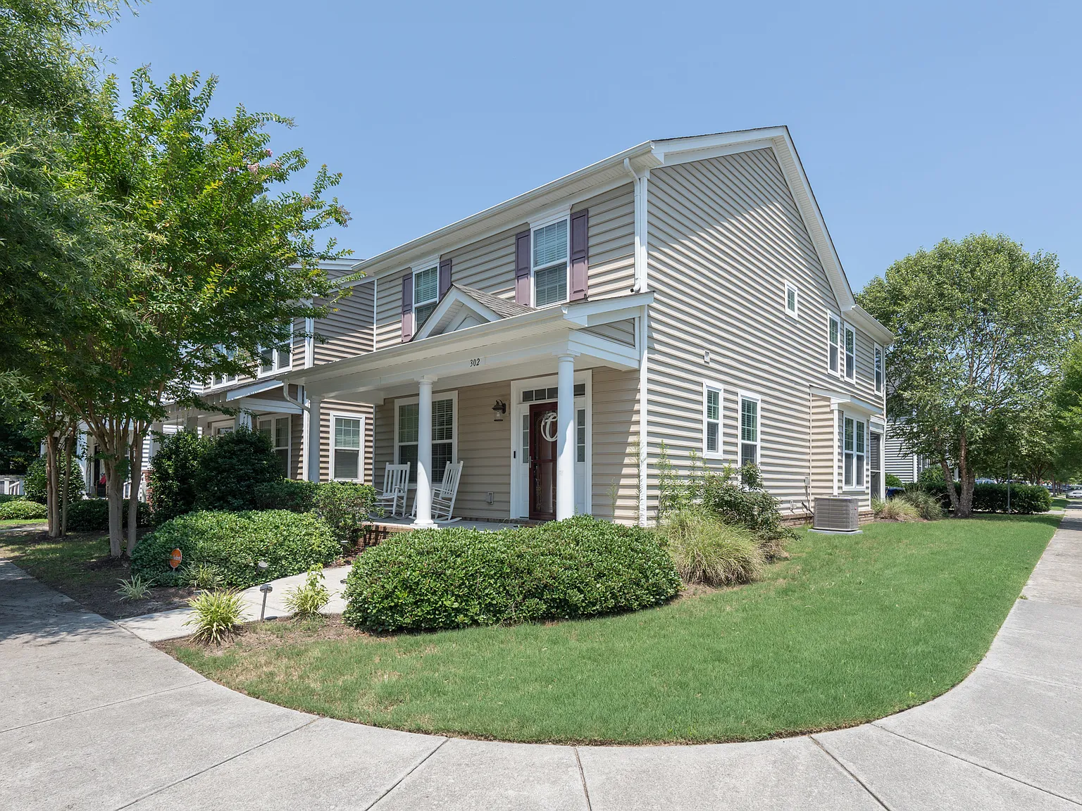 4 bed, 2.5 bath, 2112 sqft, $2,800 — Photo 2