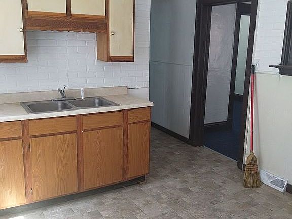 5th image of 218 Burgard Pl