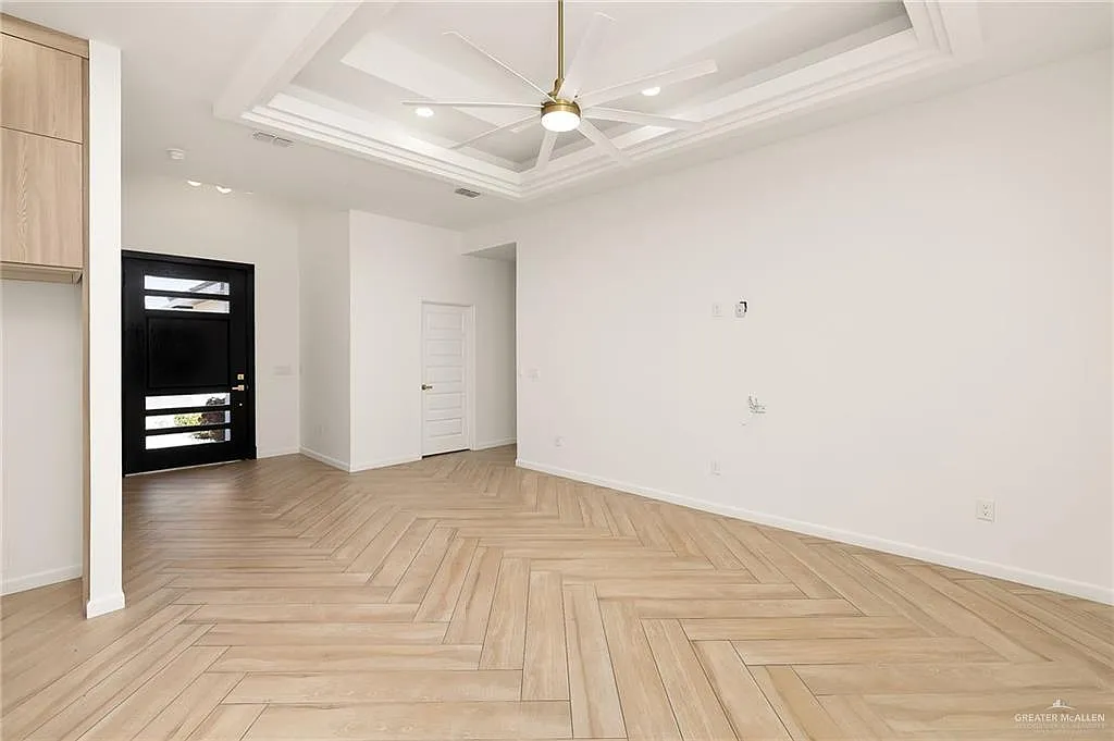 3 bed, 2.0 bath, 1419 sqft, $2,300 — Photo 2