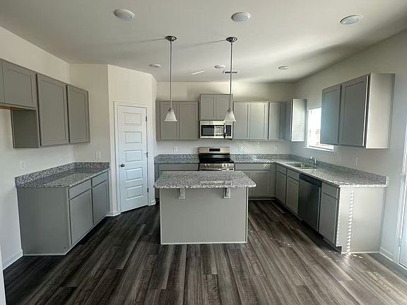 5th image of 829 Kensington St