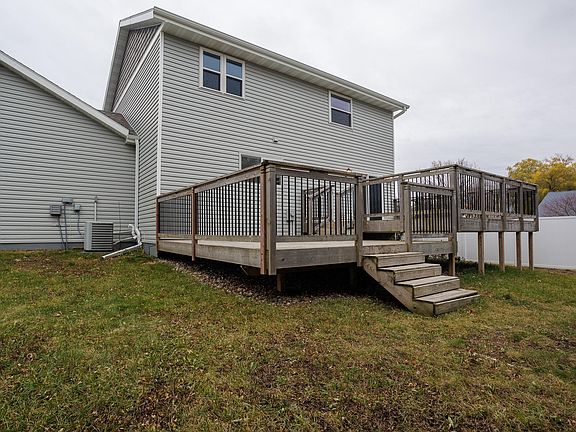 5th image of 402 4th Ave NE