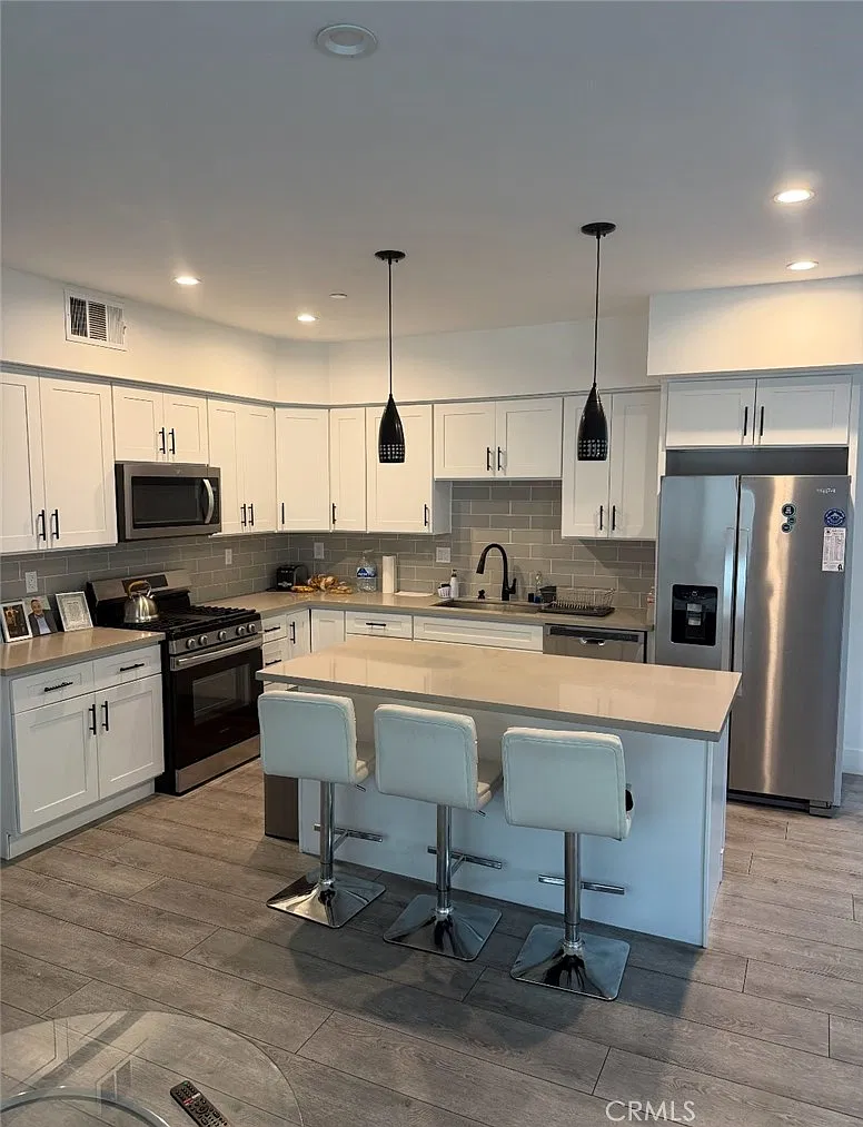 4 bed, 2000 sqft, $4,700 — Photo 3