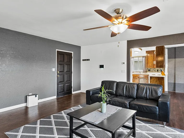 1327 W Ivesbrook St — Photo 5