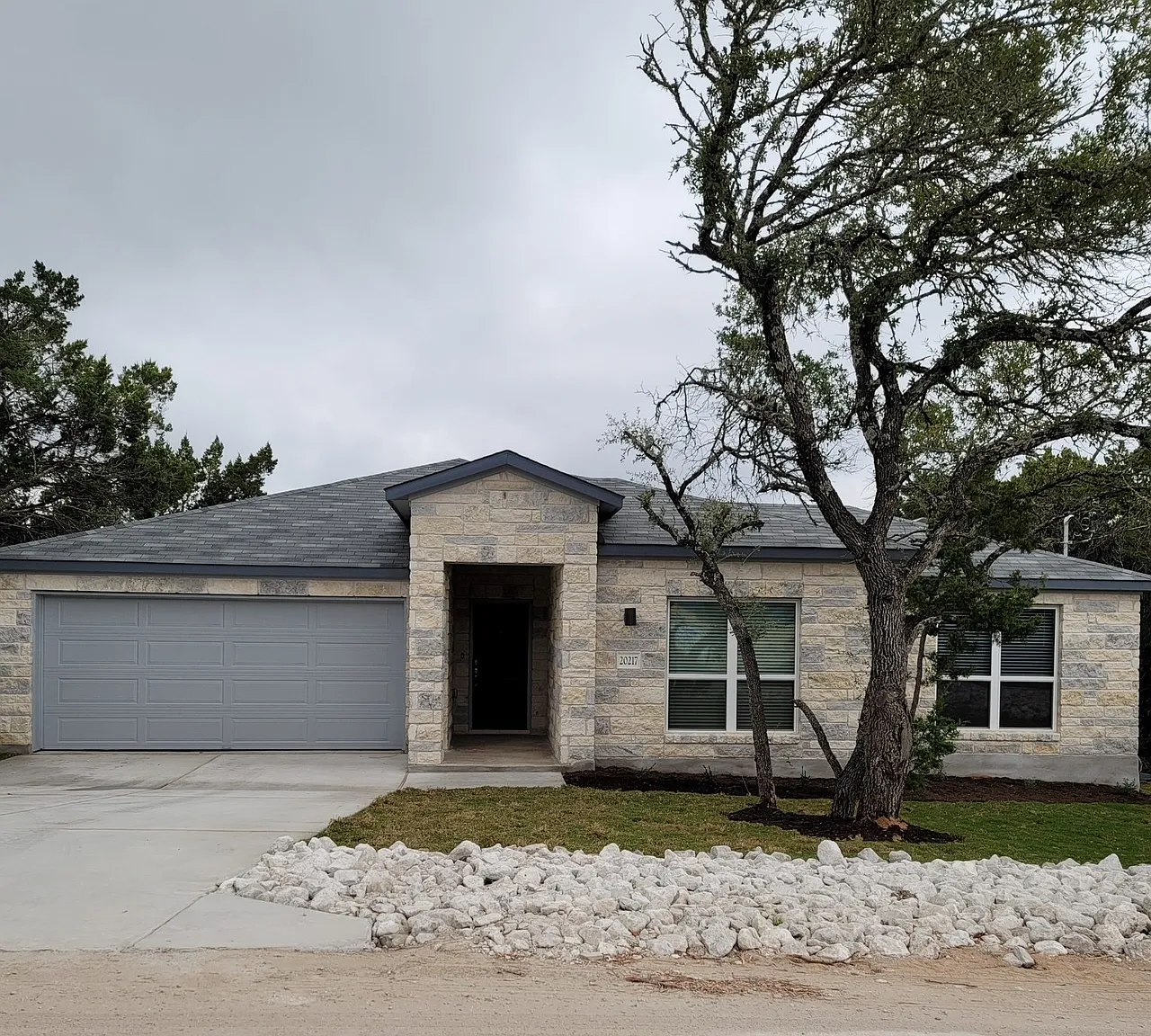 3 bed, 2.0 bath, 1813 sqft, $2,600 — Photo 1