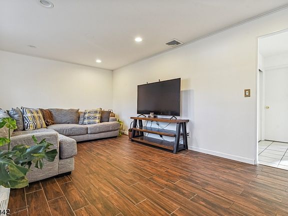 5th image of 37 Conforti Ave